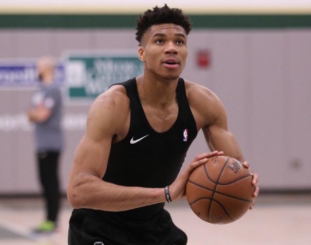 上海海港实现三连冠，申花亚军，梅州客队降级，亚冠表现不佳，山东泰山机会最大。