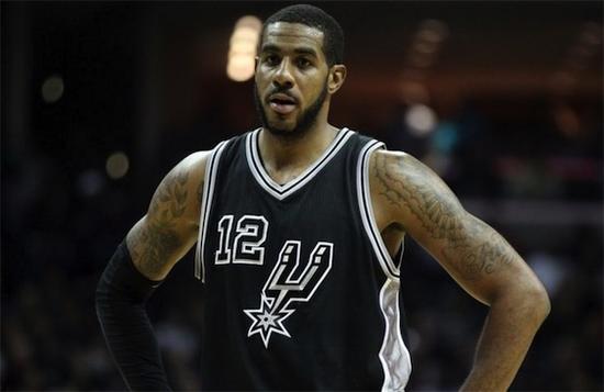 詹姆斯第15次中国行人气依旧爆棚，为上海交大球赛开球并与同学互动