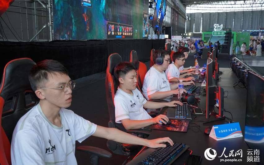 他更多担任 他更多担任